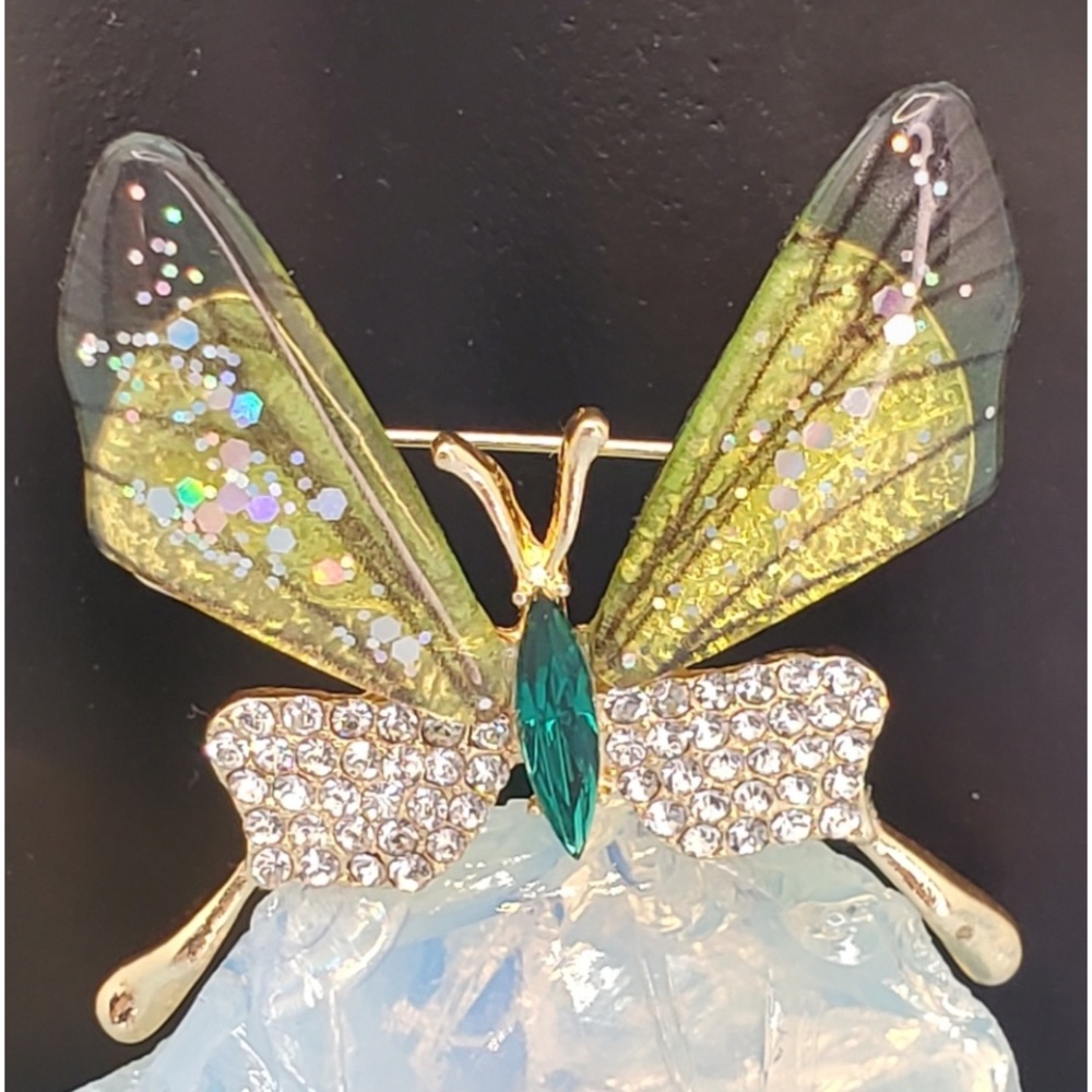 NWT Beautiful White Chrystal & Emerald Crystal Butterfly Brooch